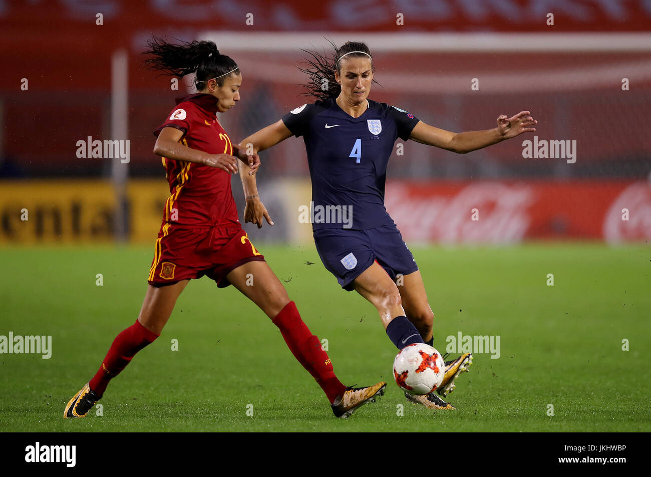 Spaniens Leila Ouahabi (links) und Englands Jill Scott (rechts) Kampf um den Ball während der UEFA Women's Euro 2017, Spiel der Gruppe D im Rat Verlegh Stadion, Breda. Stockfoto