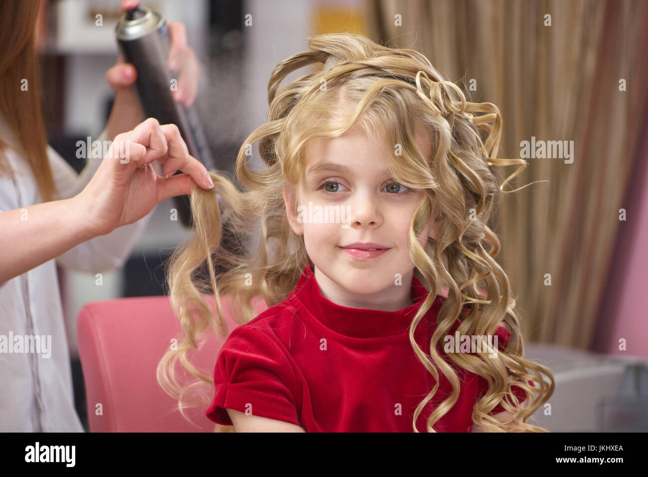 Kleines Mädchen mit dem lockigen Haar. Stockfoto
