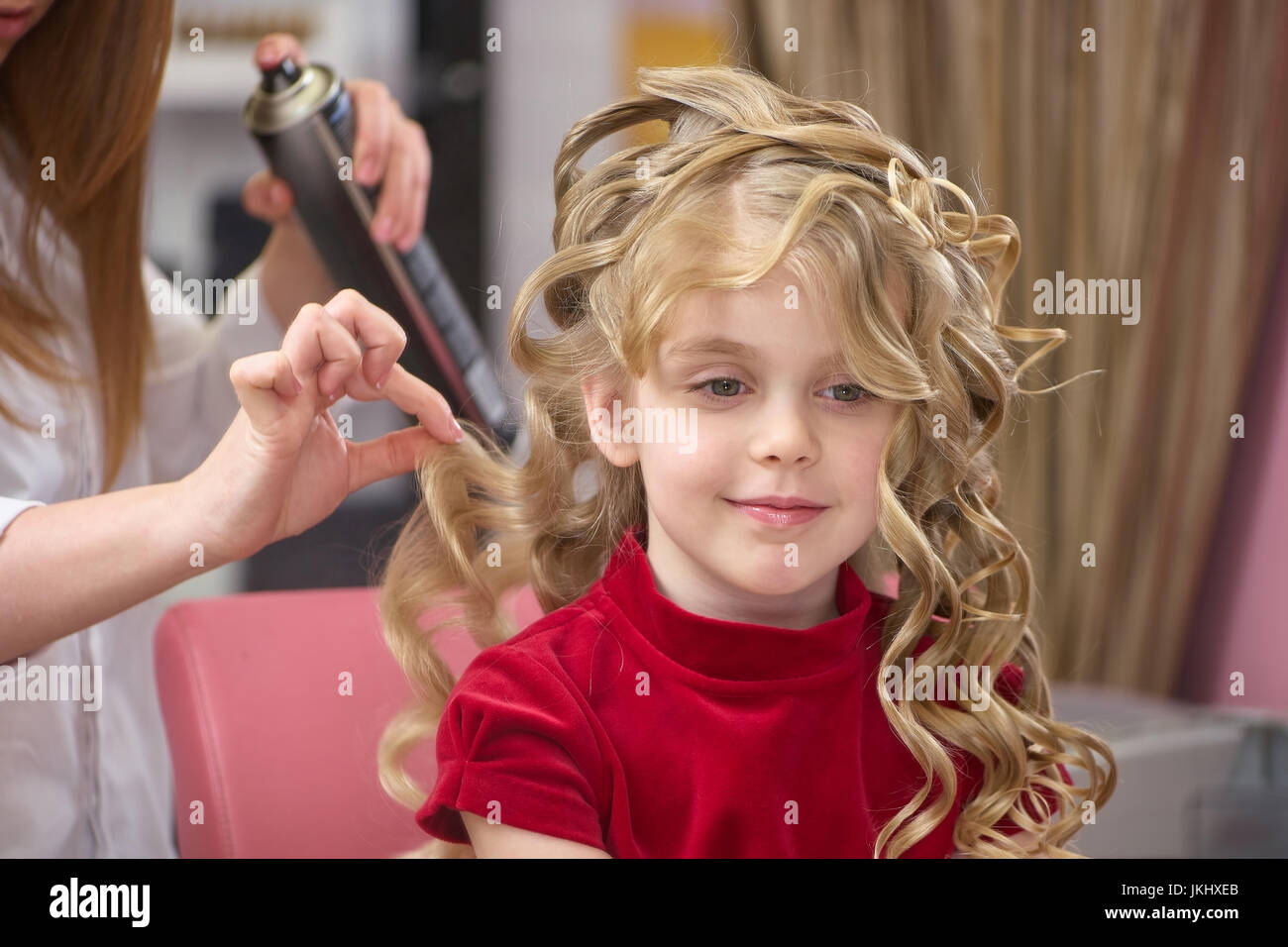 Lächelndes Kind beim Friseur. Stockfoto