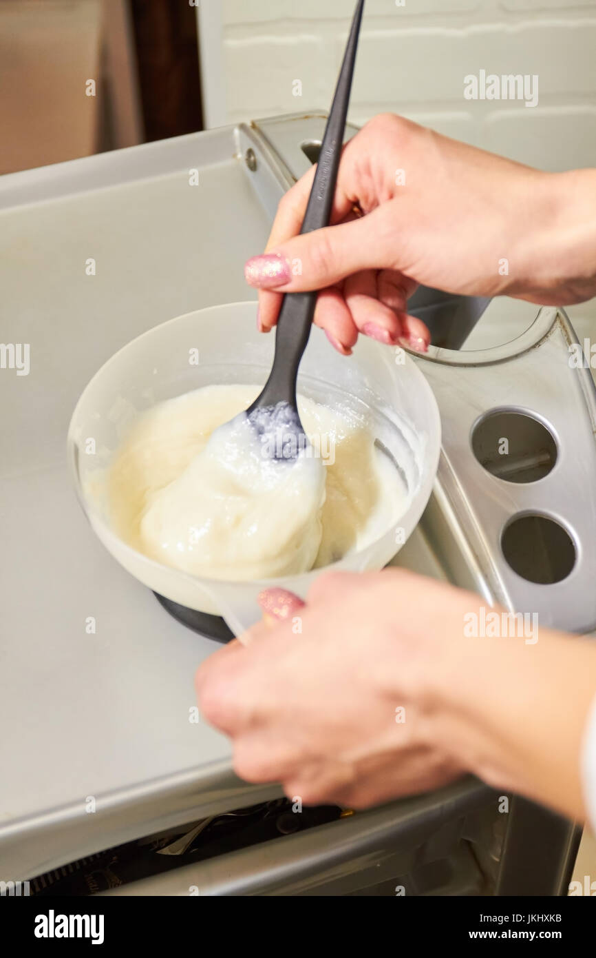 Hände, Haare färben, mischen Schüssel. Stockfoto