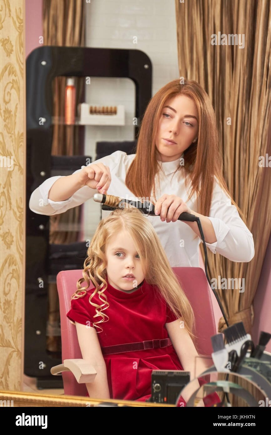 Kleines Mädchen bei Friseur. Stockfoto