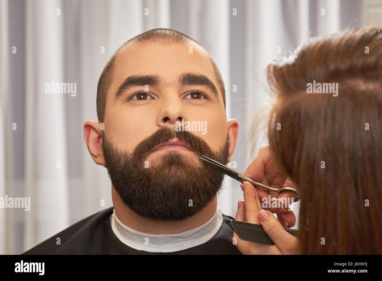 Friseur mit Schere trimmen Bart Stockfotografie - Alamy