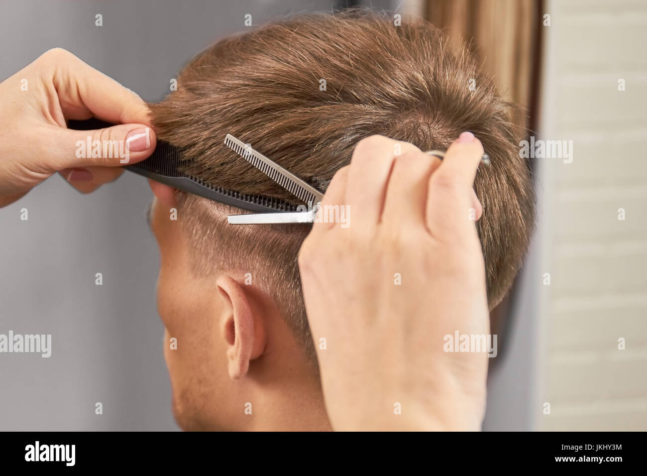 Haare Mit Dem Messer Schneiden www.alamy.de