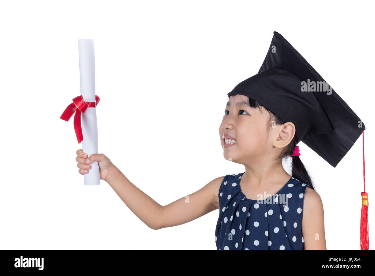 Asiatische chinesische Mädchen tragen Graduation Cap und Holding Diplom in isolierten weißen Hintergrund Stockfoto