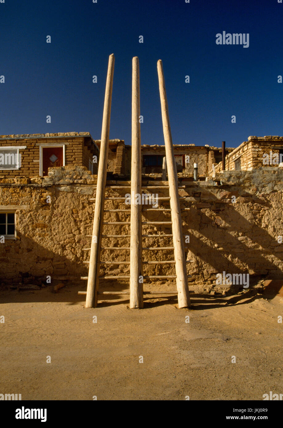 Acoma Pueblo (Sky City), New-Mexico: Leitern geben Zugang zu Flachdächern & oberen Ebenen des mehrstöckigen Stein & Lehmhäusern und zeremonielle Kivas. Stockfoto