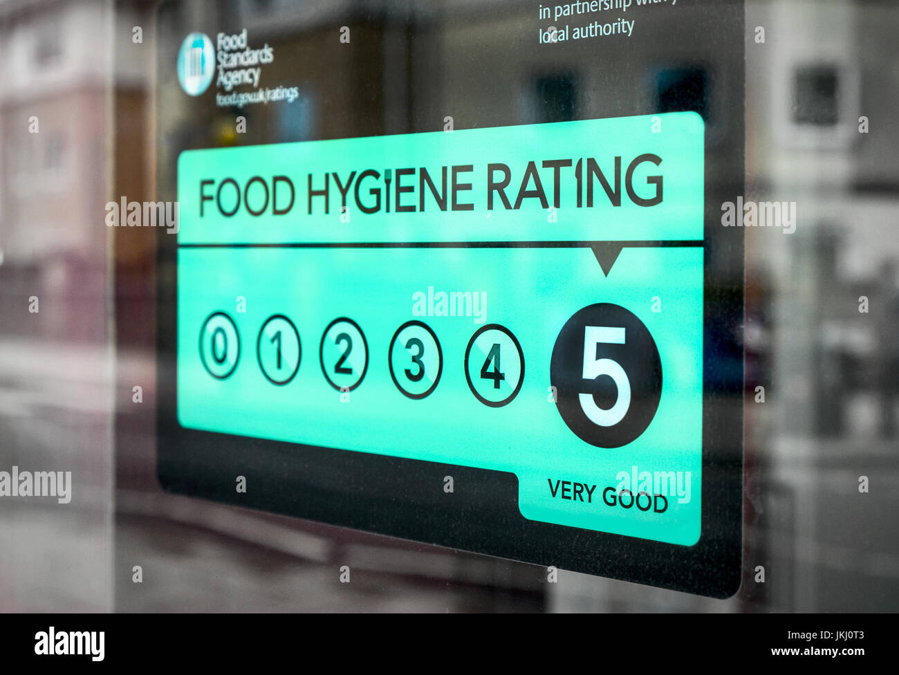 Lebensmittel Hygiene Rating Zeichen in einem Take away Restaurant-Fenster Stockfoto