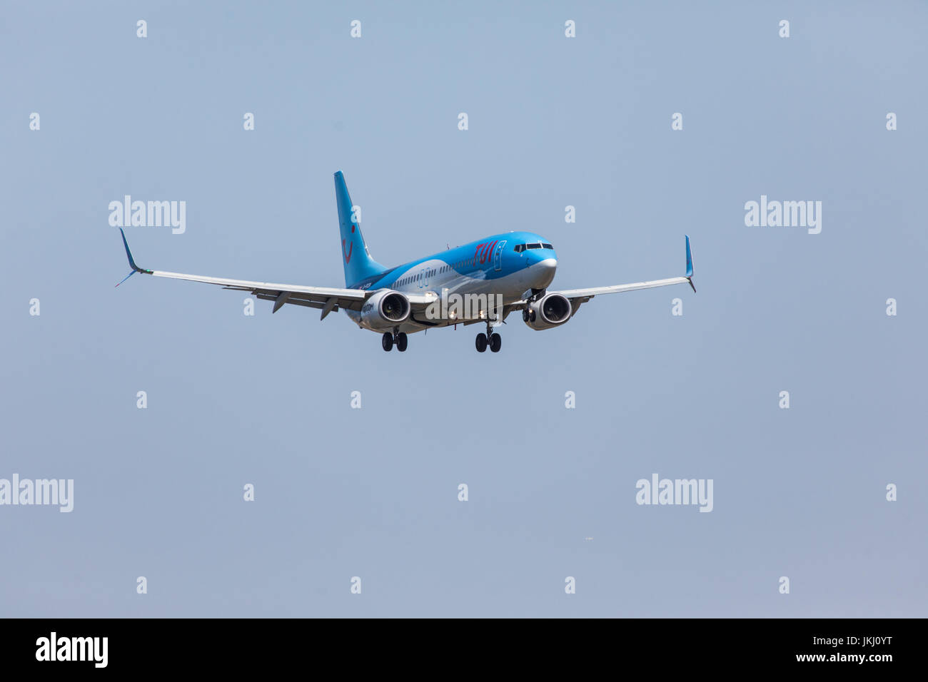 FARO, PORTUGAL - Juni 18, 2017: Tui Flüge Flugzeug Landung am Flughafen Faro. Flughafen Stockfoto