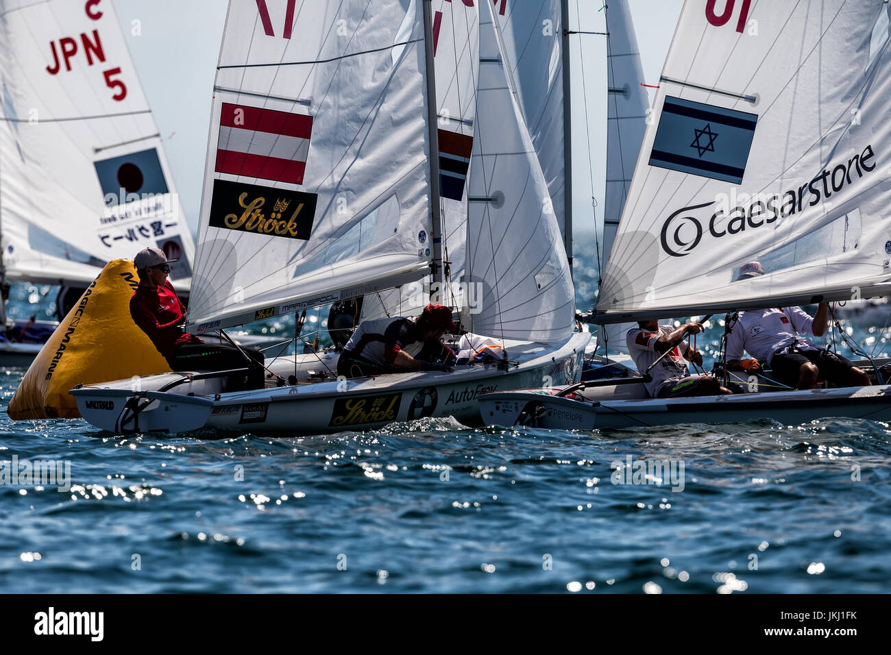 Thessaloniki, Griechenland - 12. Juli 2017: Athleten Yachten in Aktion während "470 Weltmeisterschaft 2017 Männer" Klasse Segeln Stockfoto