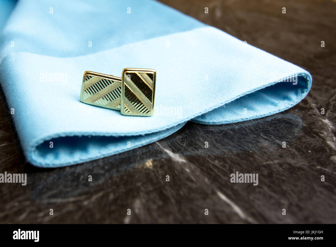 Paar goldene Manschettenknöpfe auf blauen Mens dress Shirt. Stockfoto