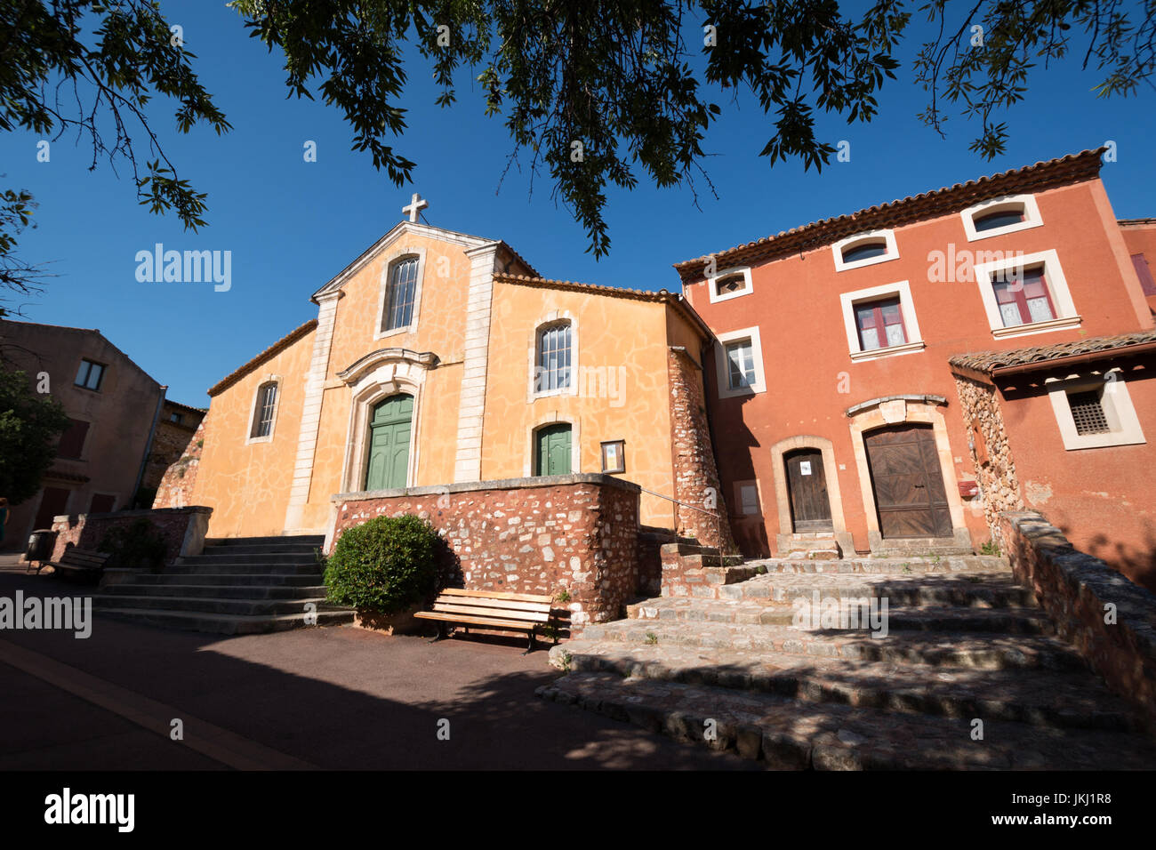 Villag Roussillon und Sentier des Ocres (Ocker Trail), Roussillon, Vaucluse, Frankreich Stockfoto