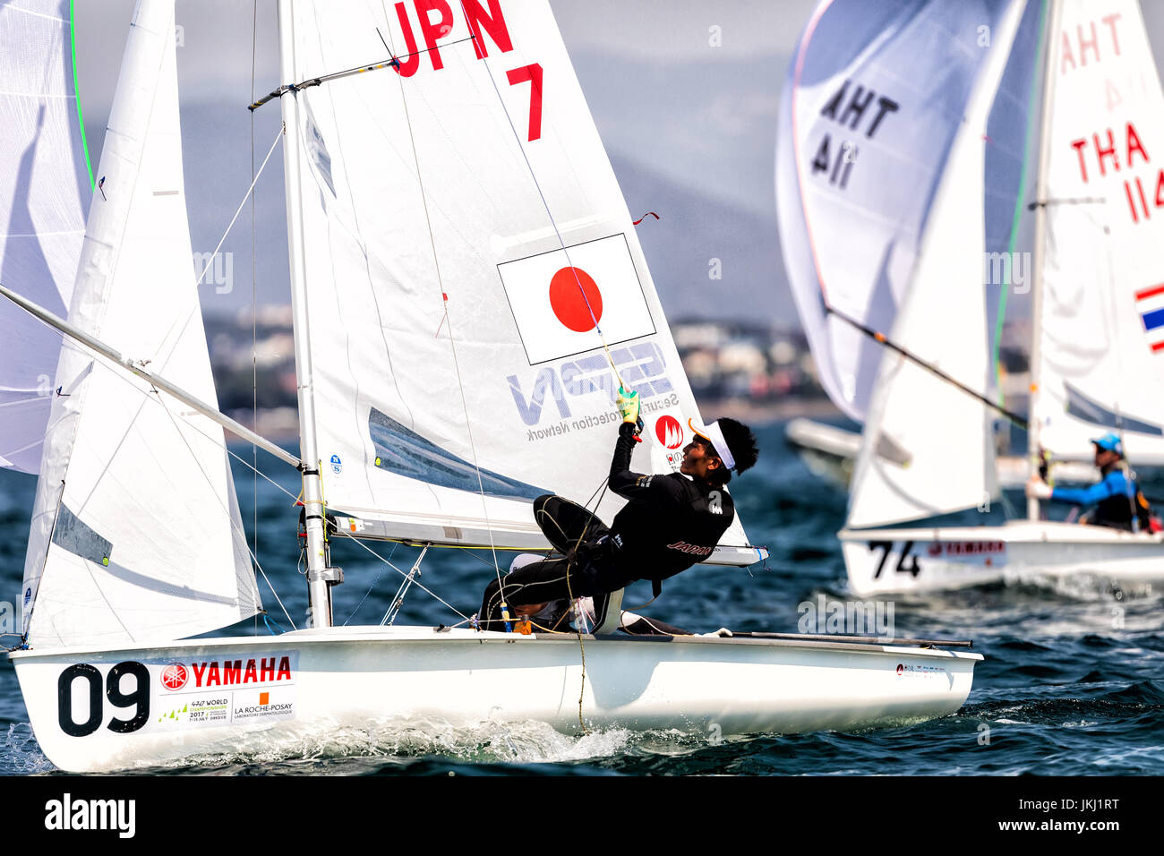 Thessaloniki, Griechenland - 12. Juli 2017: Athleten Yachten in Aktion während "470 Weltmeisterschaft 2017 Männer" Klasse Segeln Stockfoto