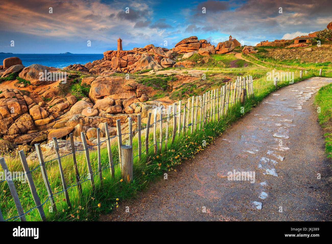 Traumhaften Sonnenuntergang mit Leuchtturm von Ploumanach bedeuten Ruz in Perros-Guirec an rosa Granit Küste und spektakuläre Gehweg in der Nähe von Meer, Bretagne, Frankreich, Eur Stockfoto