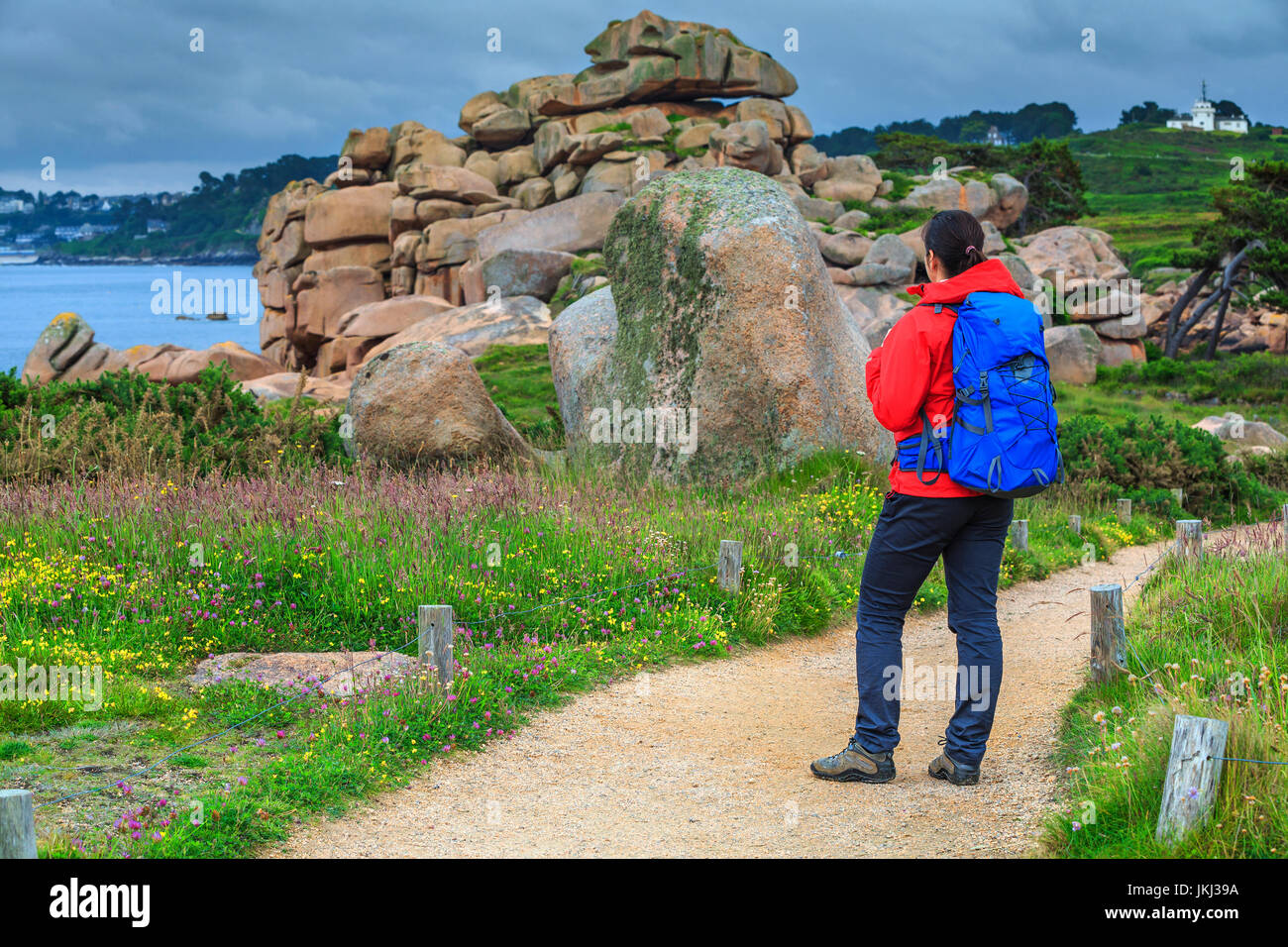 Aktive junge sportliche Wanderer Frau in der Natur, Perros Guirec, Bretagne, Frankreich, Europa Stockfoto