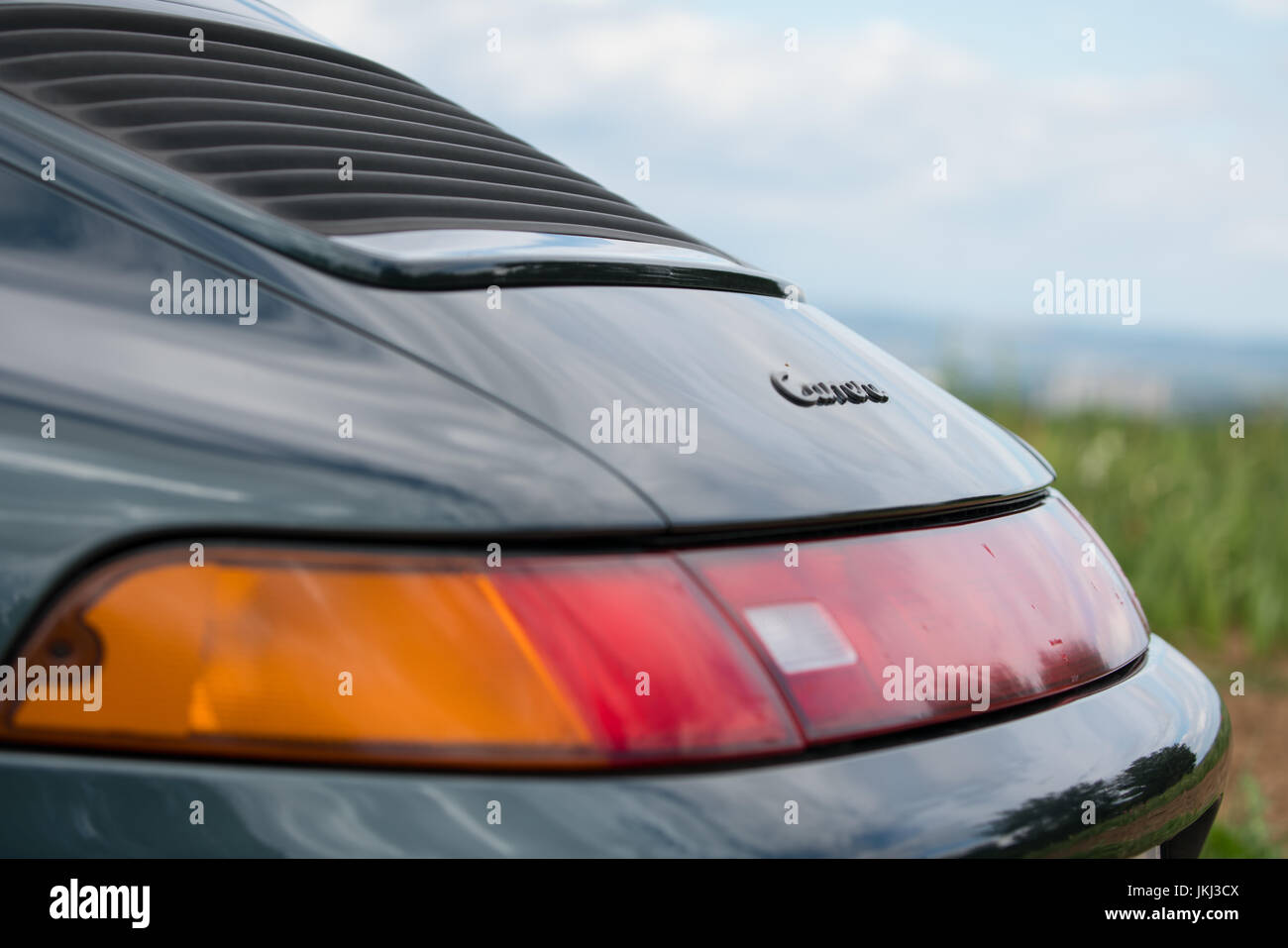 Porsche 993 911 Carrera mit wenig 911 Modell, Nahaufnahmen und POV, in Mainz, Deutschland Stockfoto