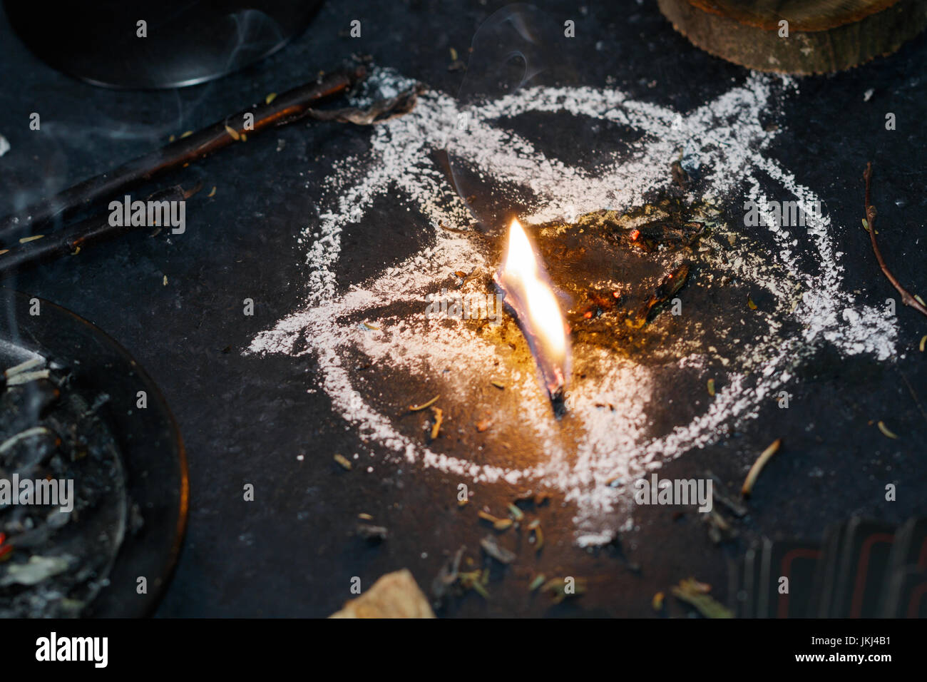 Unheimliche Ritual der Satan anbeten. Halloween-Konzept. Schwarze Magie. Stockfoto