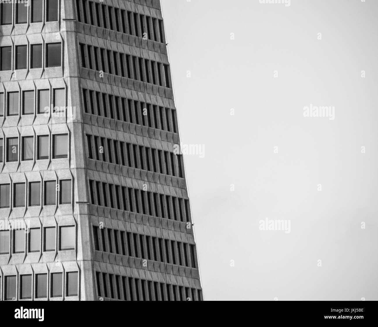 Abstrakten Detail eines modernen Wolkenkratzers In schwarz und weiß mit Textfreiraum Stockfoto