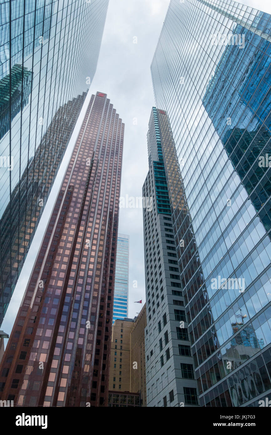 Bank-Türme und Finanzinstitute besetzen die Wolkenkratzer im Zentrum Torontos, Bay Street. Stockfoto