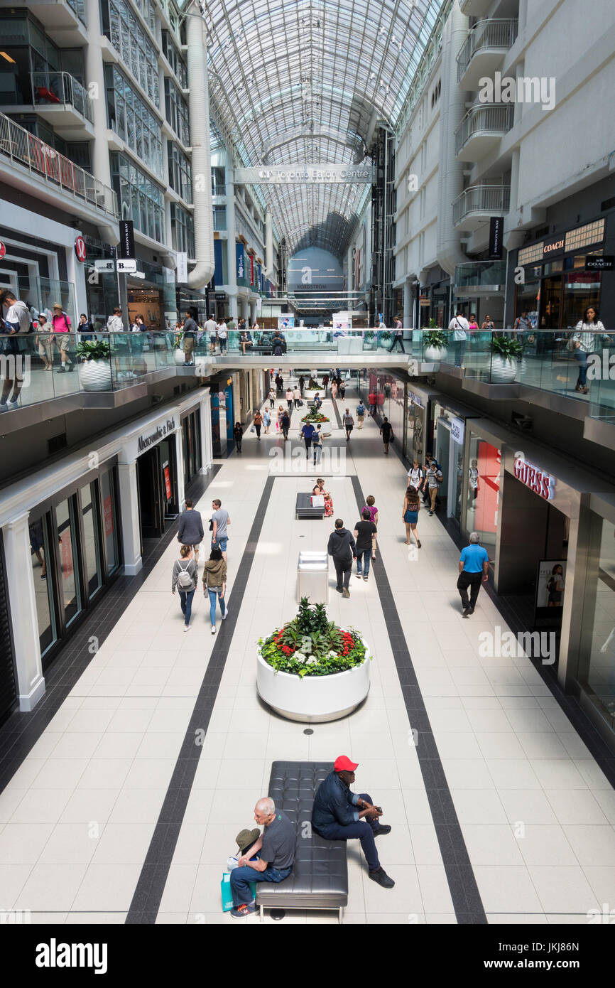 Besucher sitzen rund um einen großen Brunnen in der Toronto Eaton Centre, ein Einkaufszentrum und Touristen an der Yonge Street in der Innenstadt von Toronto Ontario Kanada zu stoppen Stockfoto