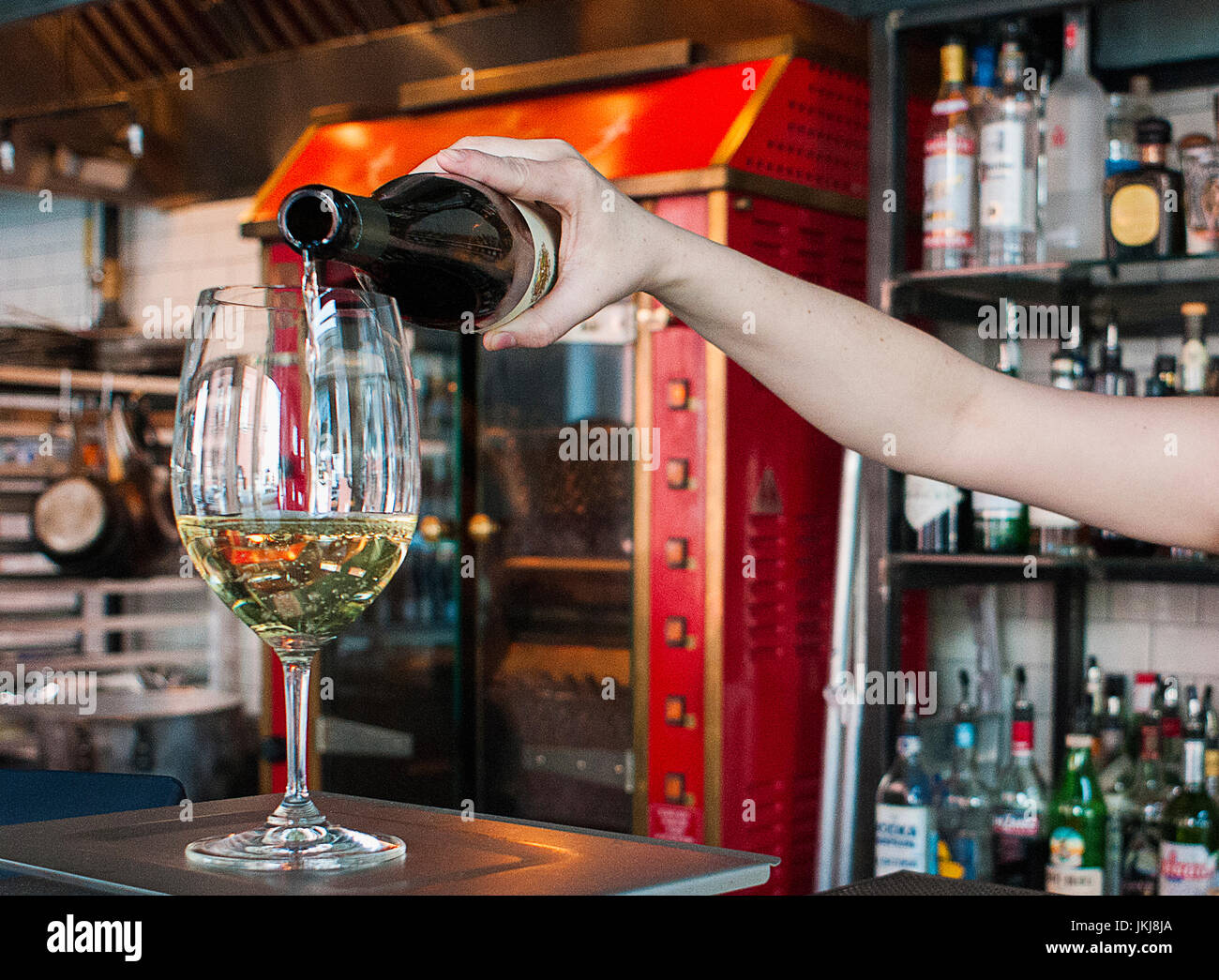 Gießen Wein nach Gewicht am Olympischen Bestimmungen in Portland, Oregon. Stockfoto