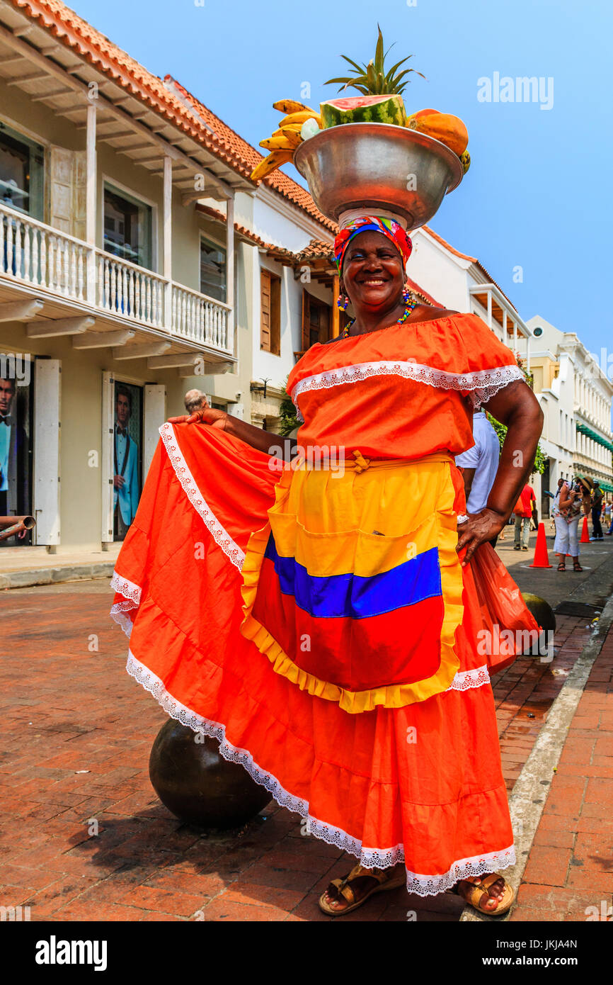 Cartagena, Colombia.Woman im traditionellen Kostüm Verkauf Obst in der historischen Stadt Cartagena de Indias in Kolumbien. Stockfoto