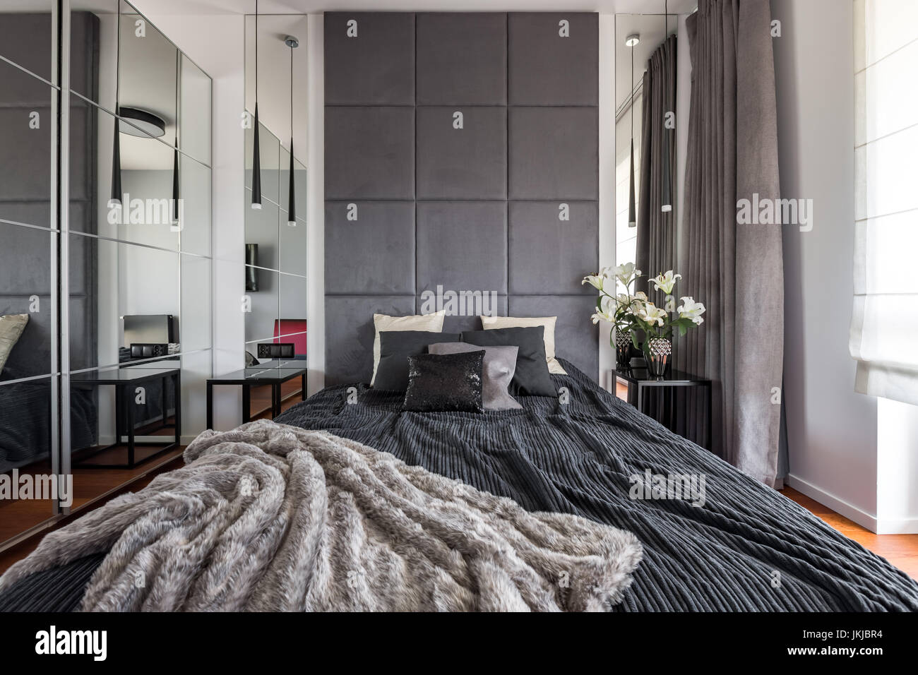 Luxuriöse Schlafzimmer mit Bett, gepolsterte Wand und