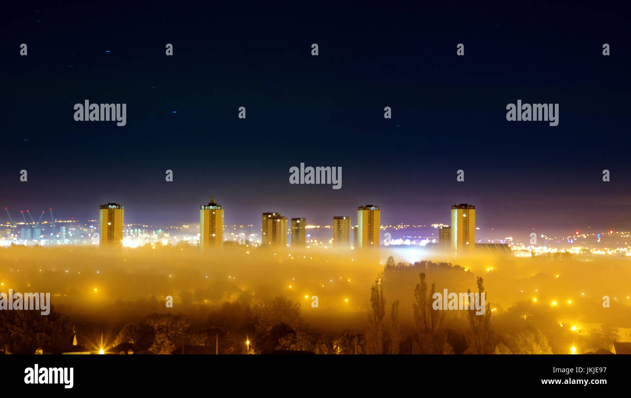 Panorama-aufnahme der Verschiebung im Nebel aus dem Fluss Clyde in den Norden der Stadt South Glasgow Schottland Großbritannien Stockfoto