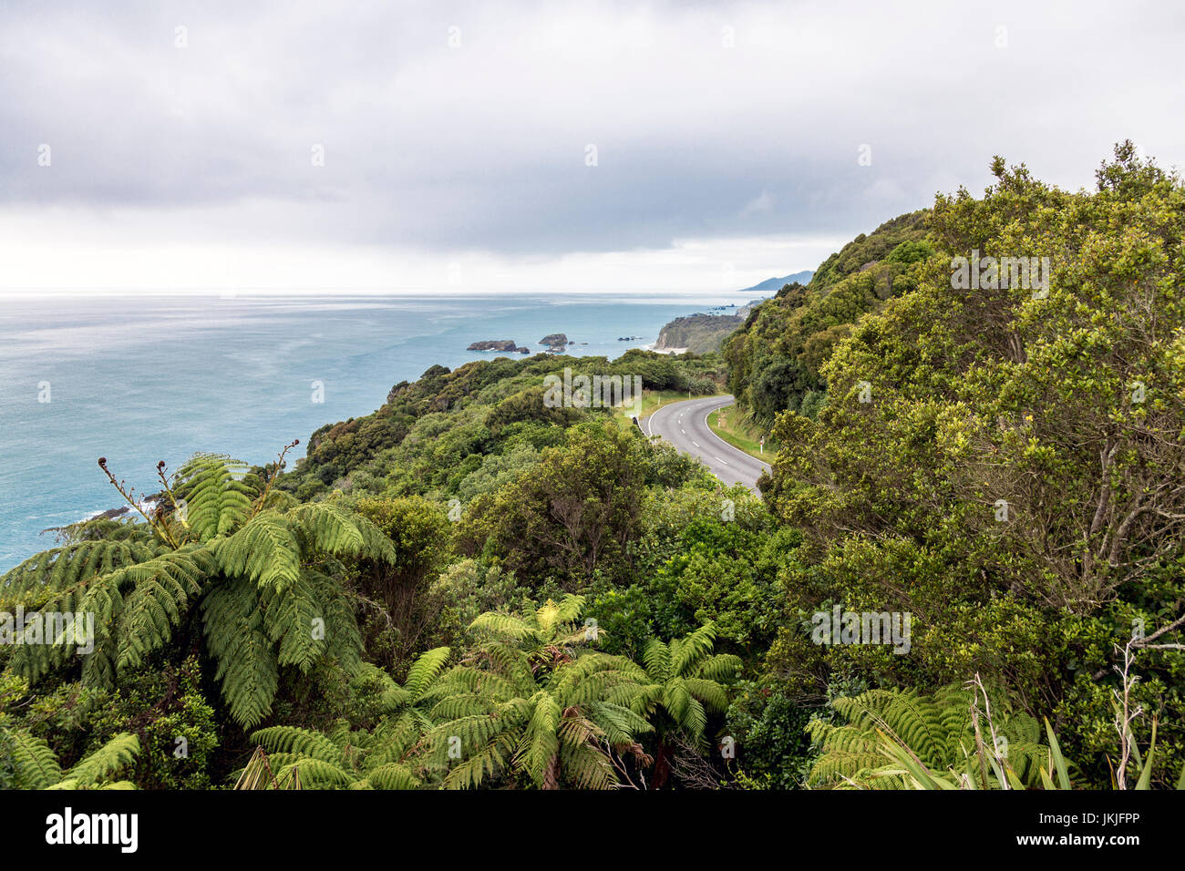 Straße aber üppigen, grünen Landschaft an der Westküste der Südinsel, Neuseeland Stockfoto