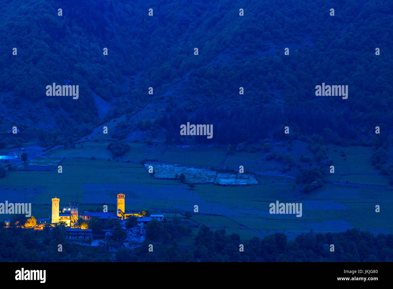 Nacht-Szene über den mittelalterlichen Turm Häuser in den Bergen des Kaukasus, Mestia, Georgia. Stockfoto