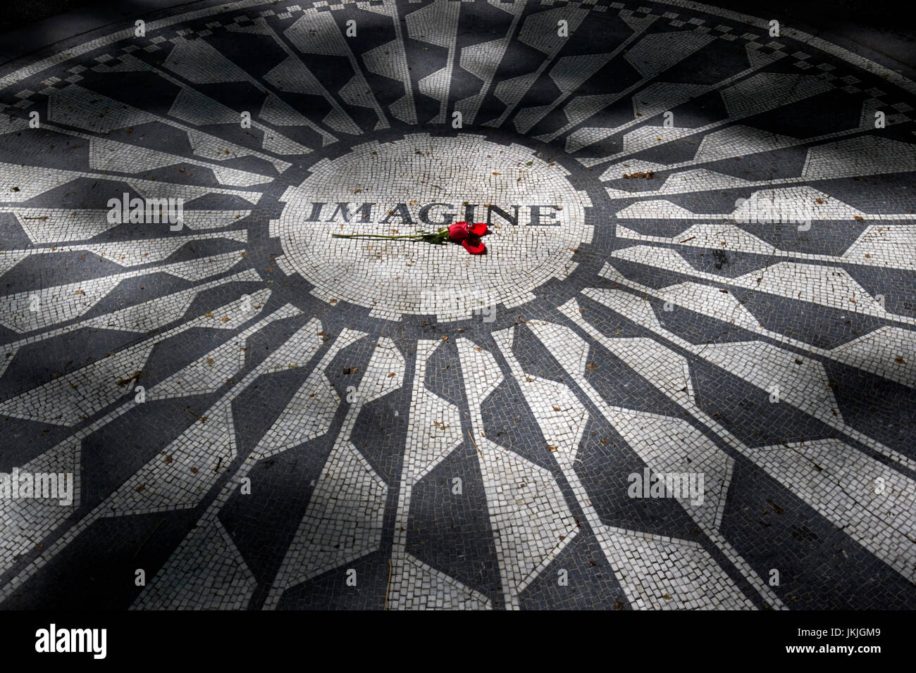 einzelne rote rose auf dem Imagine-Mosaik gewidmet John Lennon im Central Park New York City, USA Stockfoto