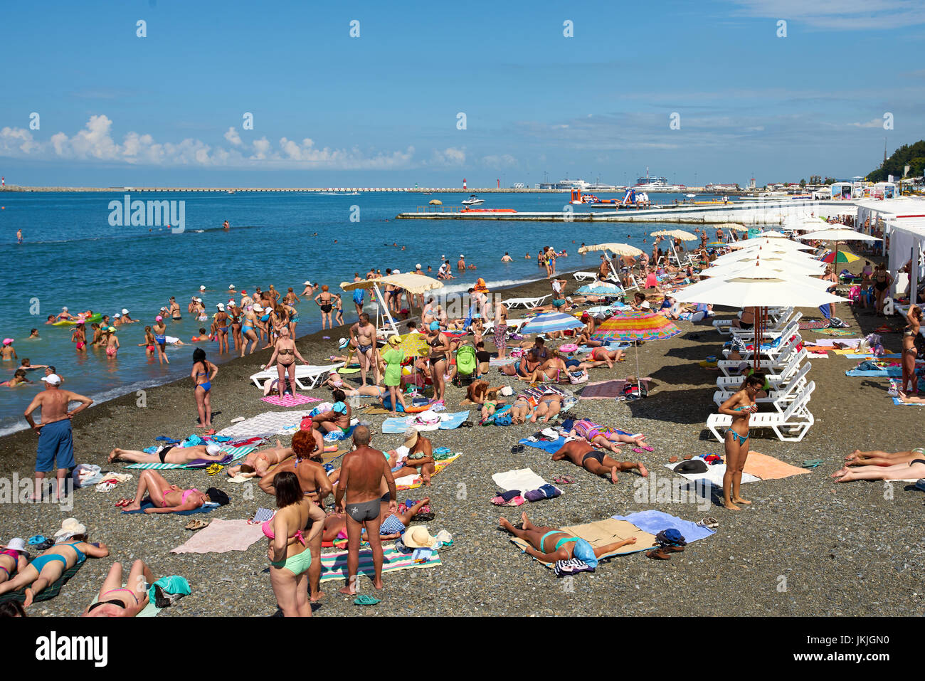 Sochi, Russland - 06. Juli 2017. die Leute Schwimmen und Sonnenbaden am Strand der Stadt Sotschi. Strand mit Touristen, Sonnenliegen und Sonnenschirmen Stockfoto