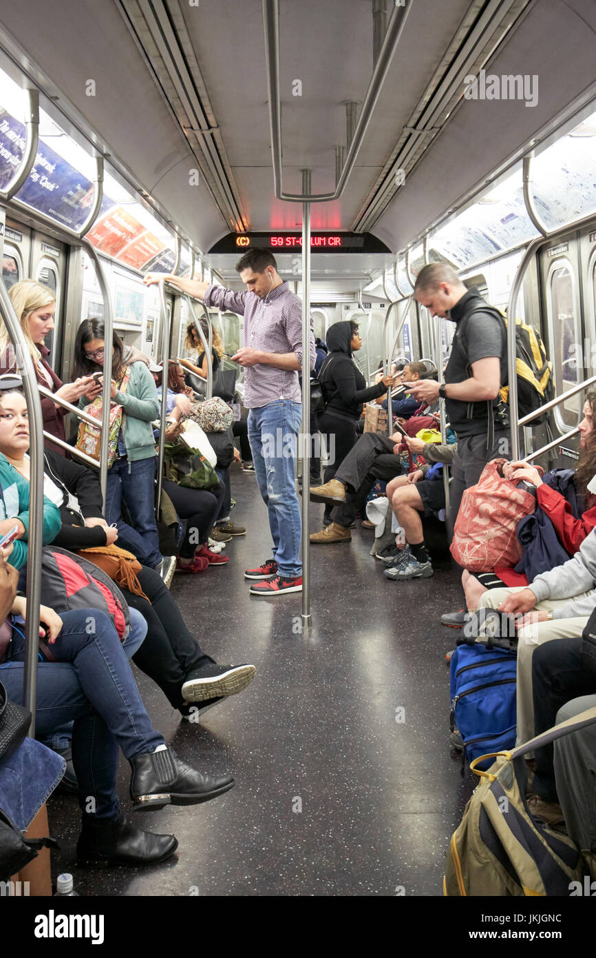 Schulung von Menschen an Bord von New York City u-Bahn Wagen New York City USA Stockfoto