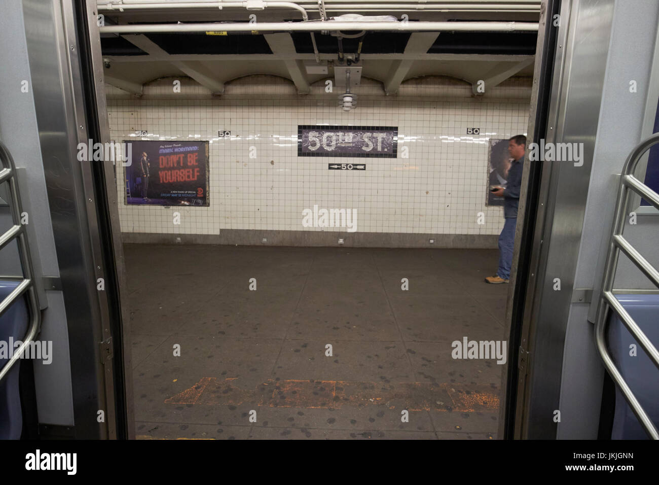 u-Bahn-Autotüren öffnen am Bahnsteig 50th Street New York City USA Stockfoto