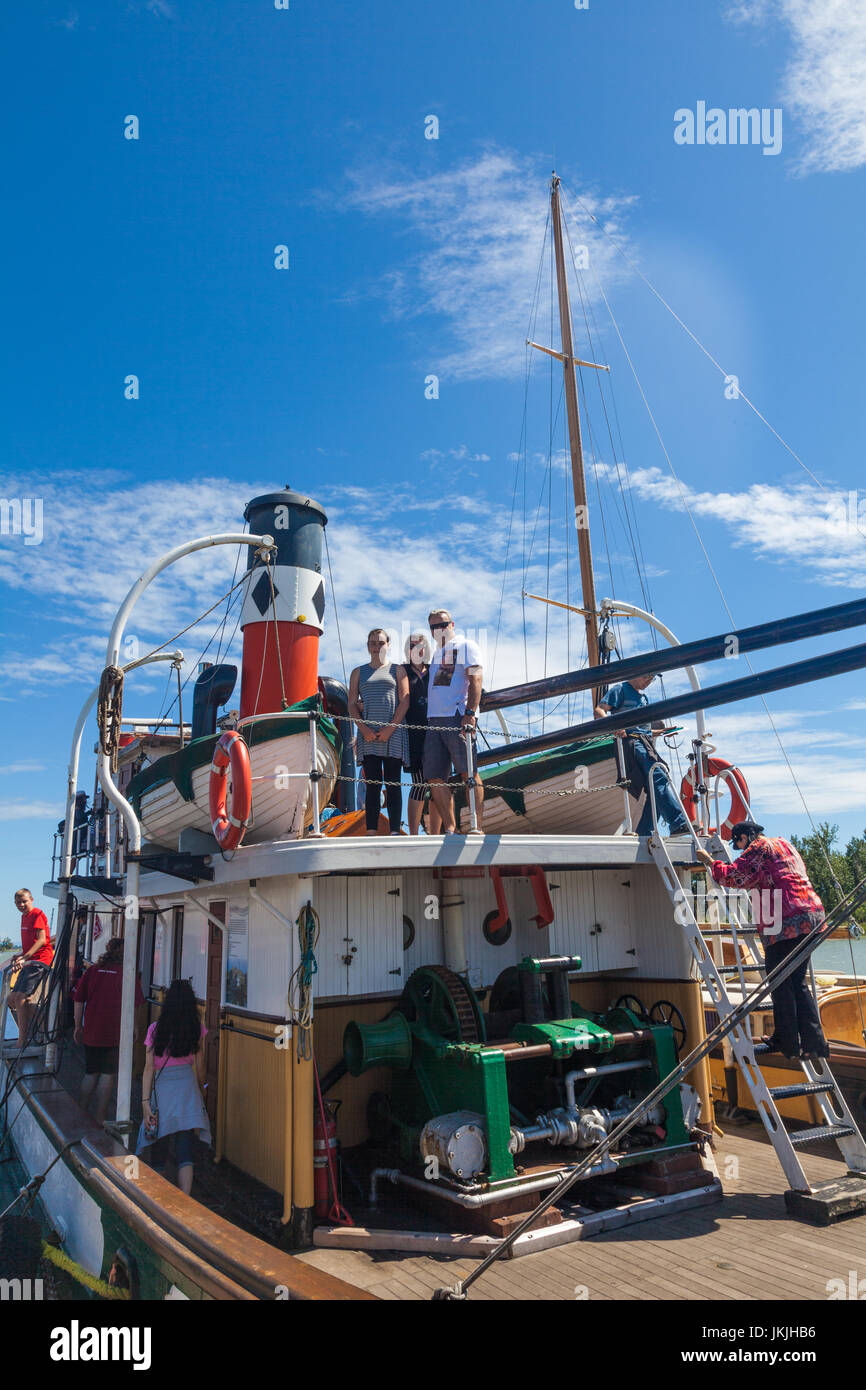 Touristen an Bord SS-Master, das einzig verbliebene Dampf angetriebene Schlepper in Kanada Stockfoto