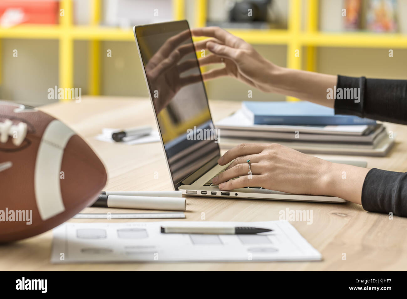 Frau mit Laptop im Büro Stockfoto