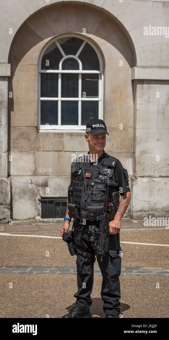 Bewaffnete britische Polizisten auf Horse Guards Parade Stockfoto