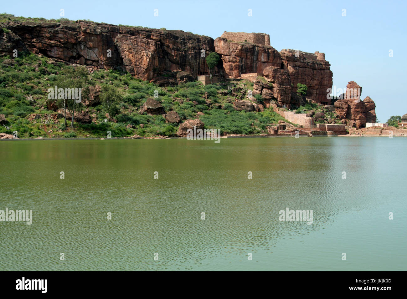 See Agastha Teertha, südlichen Hügel und Berg oben Fort in Badami, Karnataka, Indien, Asien Stockfoto