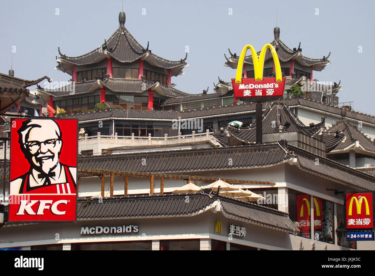McDonalds und KFC Logos oberhalb der historischen DongMen Bezirk （东门区） von Shenzhen, China （中国广东深圳）, einem Kontrast von traditioneller und moderner Architektur. Stockfoto
