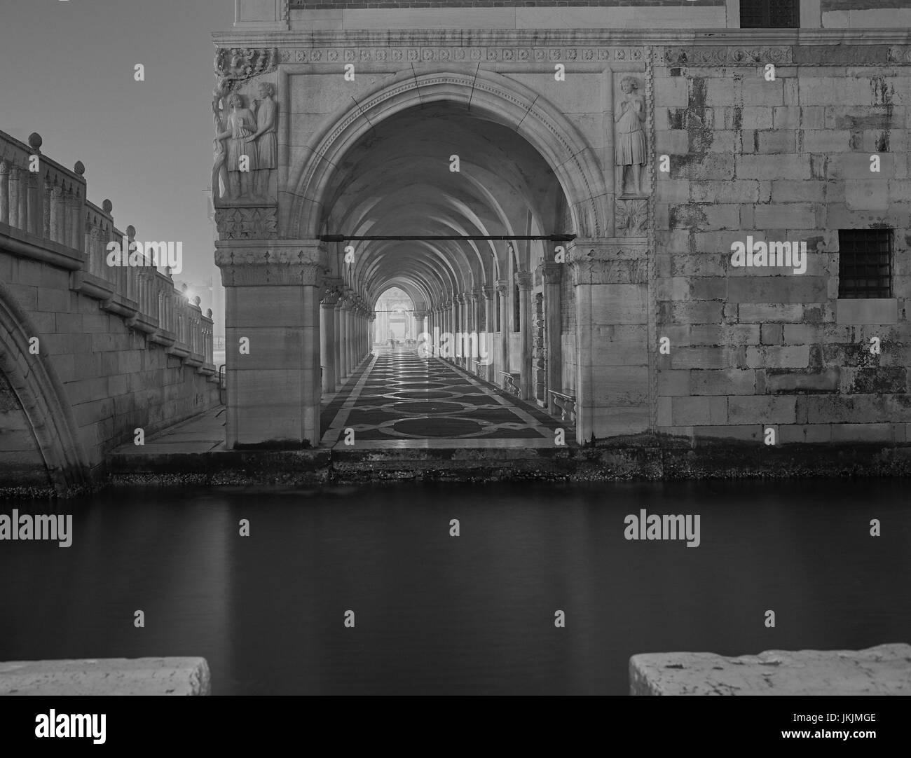 Arkaden von den Dogenpalast in schwarz ein weiß mit niemand in Sicht in der Nacht in langen Belichtungszeit Stockfoto