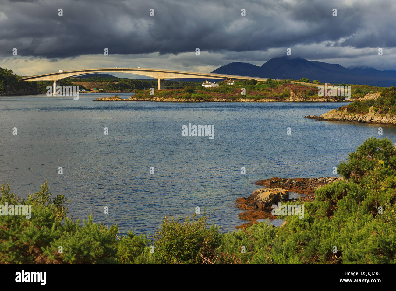 Skye Bridge, Isle Of Skye und das Festland der schottischen Highlands. Stockfoto