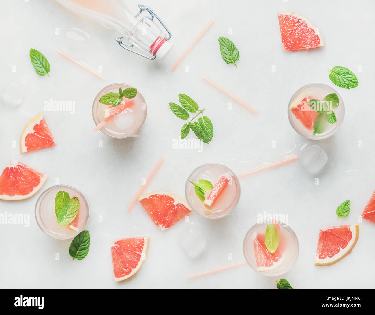 Wohnung-Lay kalte erfrischende Sommer Alkohol cocktail mit frischer grapefruit Stockfoto