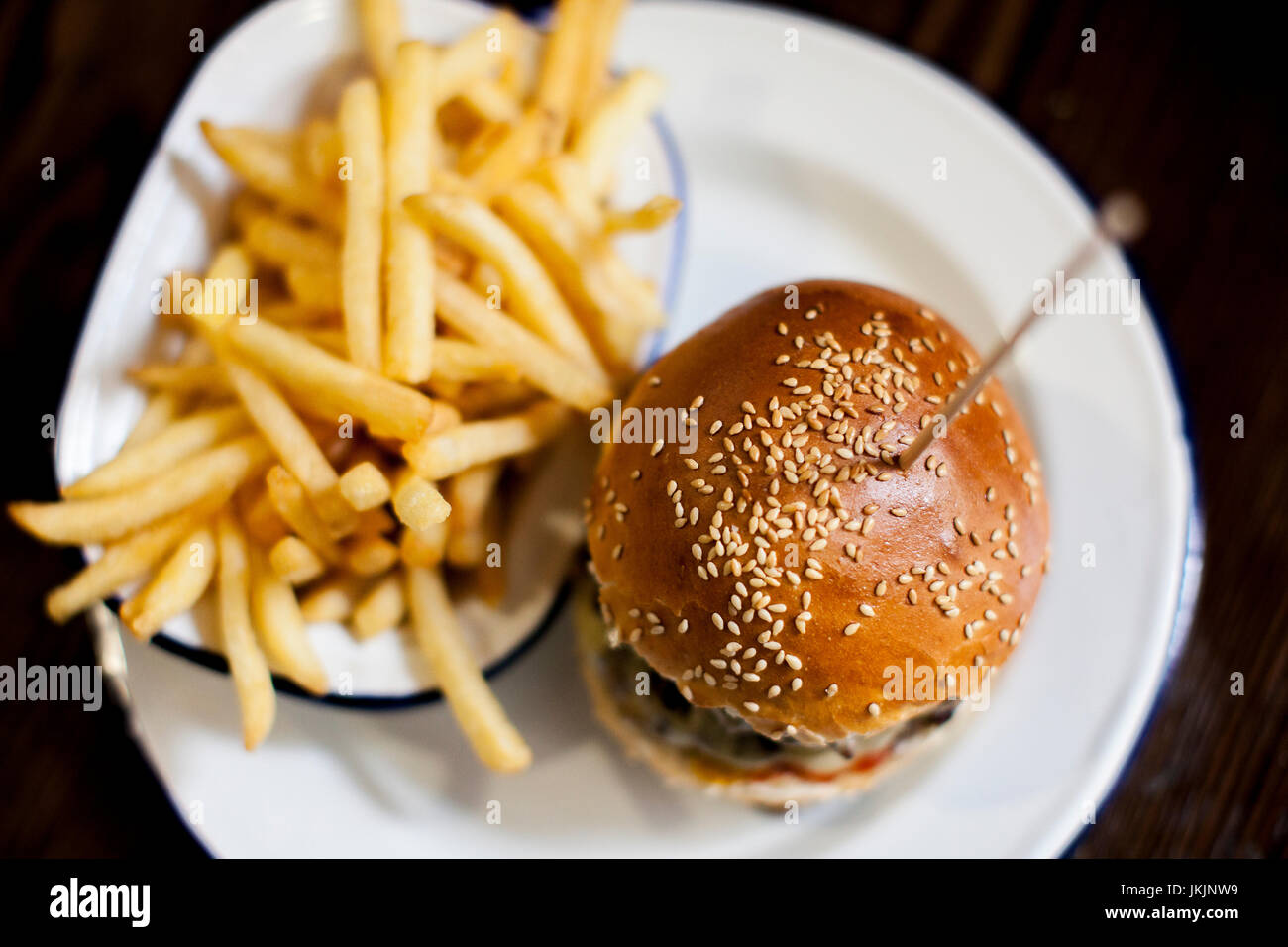 Doppel-Cheeseburger und Pommes Frites auf rustikale weiße Weissblech Stockfoto