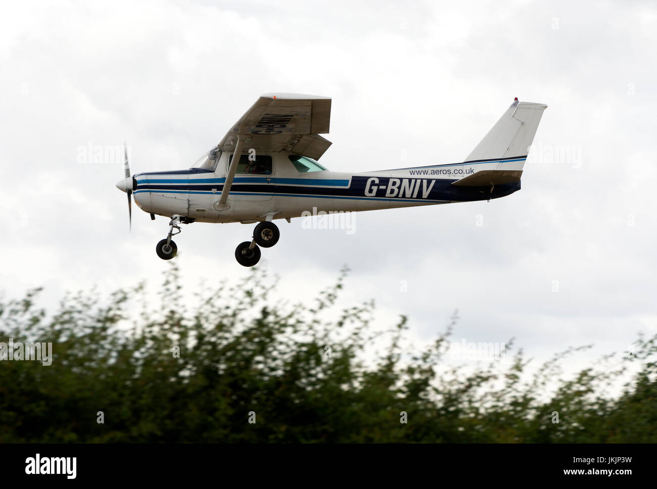 Cessna 152 landet auf dem Flugplatz Wellesbourne, Warwickshire, UK (G-BNIV) Stockfoto