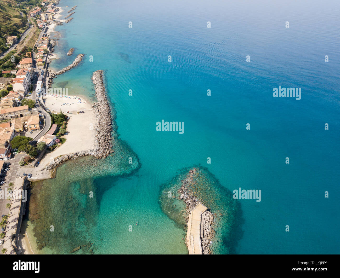Luftaufnahme der Felsen am Meer. Überblick über den Meeresboden, von oben gesehen, transparentes Wasser Stockfoto
