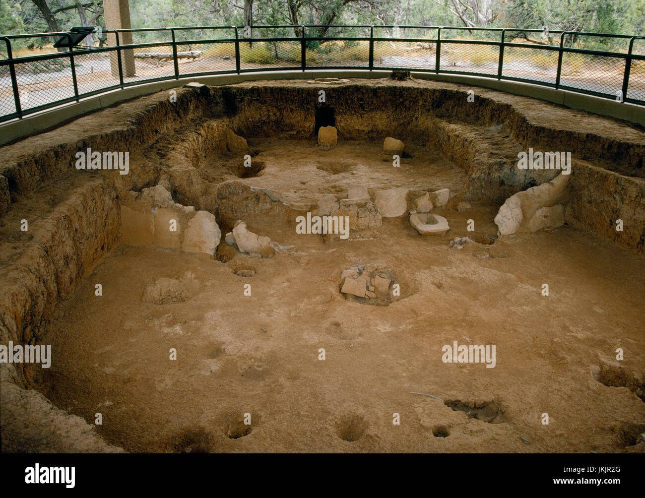 Zwei späte behauenem gebaut C7th/8thAD von Korbmacher (Anasazi) Mesa Verde, Colorado: u-Wohnzimmer mit Feuerplätzen & Überdachung Pfostenlöcher. Stockfoto