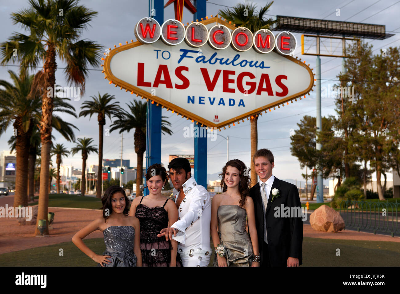 Künstliche Elvis und Hochzeit Gruppe vor der Willkommen in Las Vegas anmelden. Stockfoto Künstliche Elvis und Hochzeit Gruppe vor der Willkommen in Las Vegas anmelden. Stockfoto