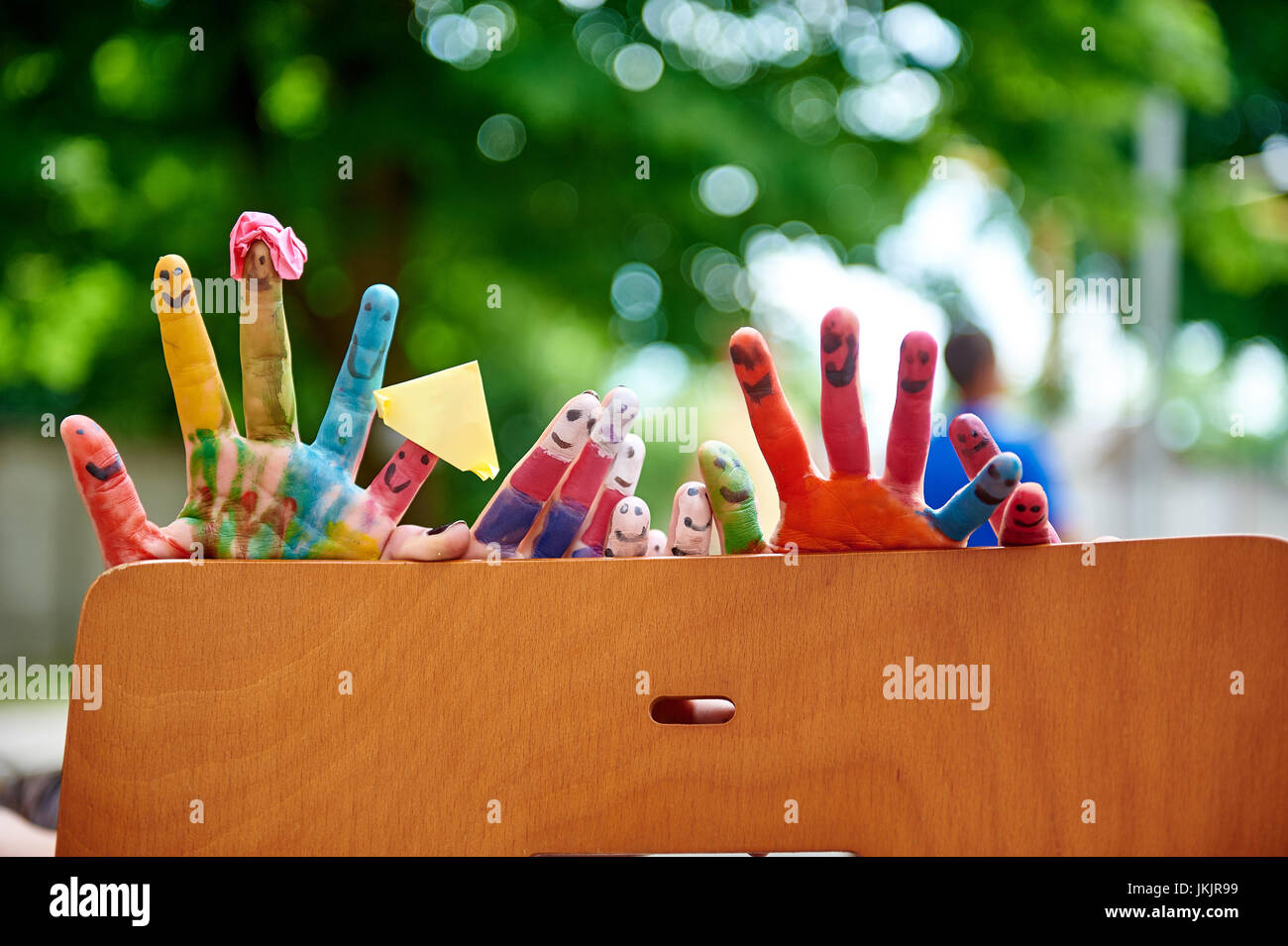 Kinder bunte Farben farbige Finger auf die Natur. Stockfoto