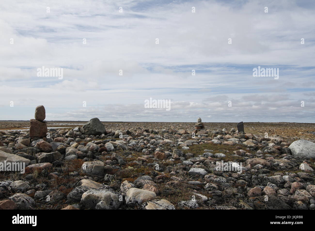 Felsige Landschaft mit winzigen Inuksuit entlang der arktischen Kanadas Küste verstreut Stockfoto