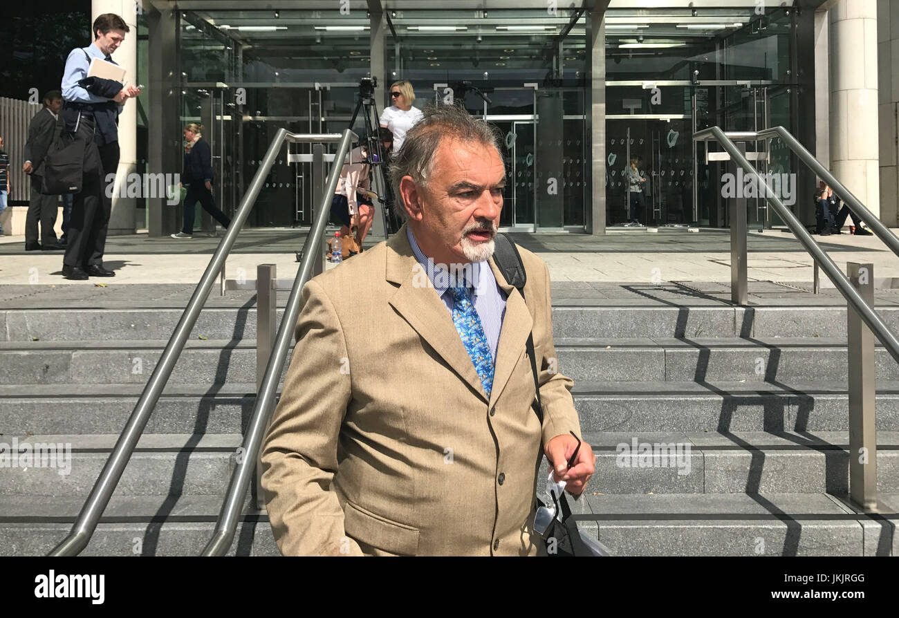 Ian Bailey außerhalb bei Criminal Courts of Justice in Dublin nach der Anhörung, die sich weigerte, die ehemalige Journalistin über der unaufgeklärte Mord an einem Filmproduzenten in Irland vor mehr als 20 Jahren nach Frankreich auszuliefern. Stockfoto