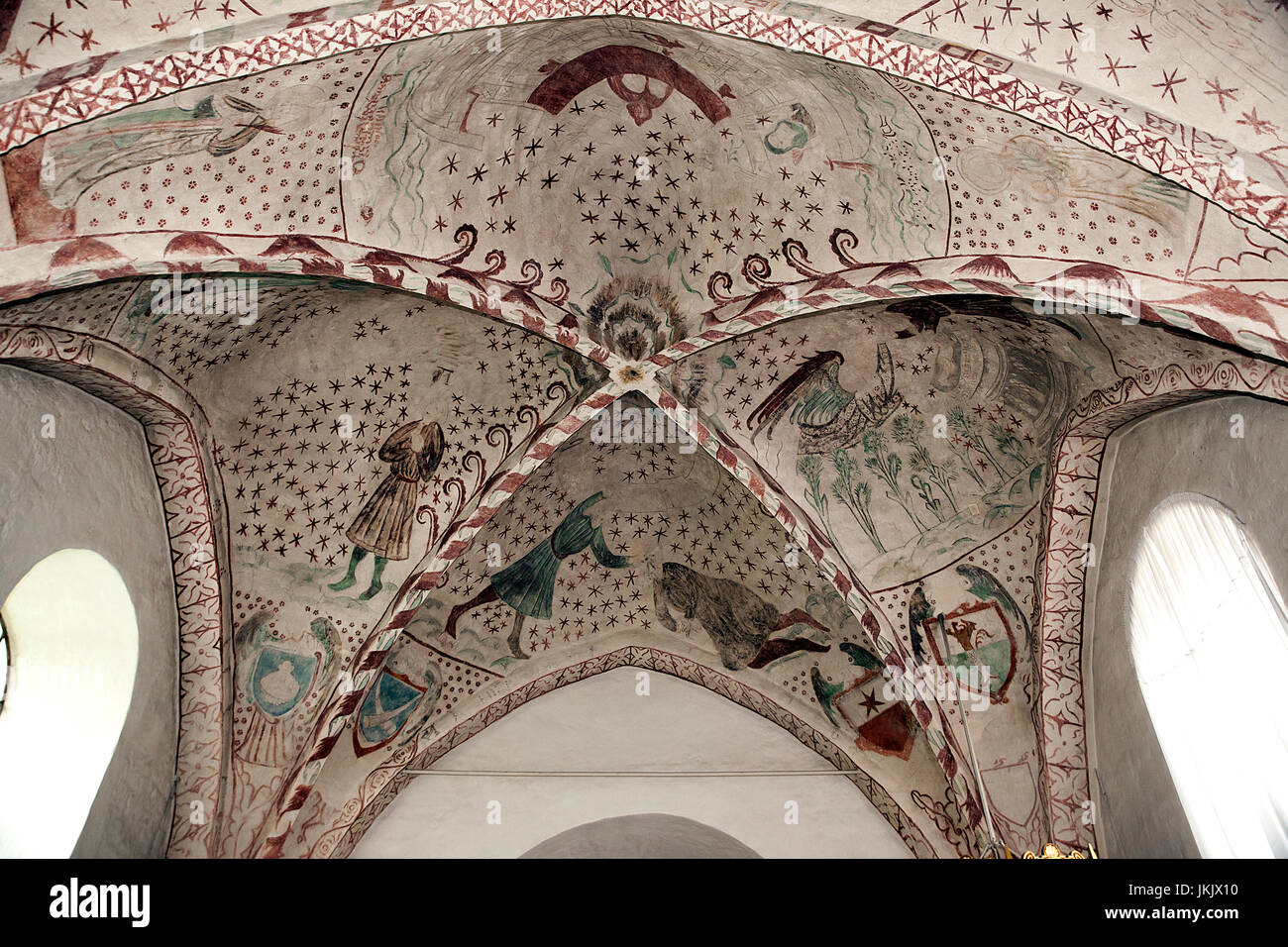 Ein Blick auf die Dänische mittelalterlichen religiösen Fresken aus dem 12. Jahrhundert im romanischen Stil Kvaerkeby Kirche auf der Insel Seeland. Die Analyse zeigt, dass die Fresken hav Stockfoto