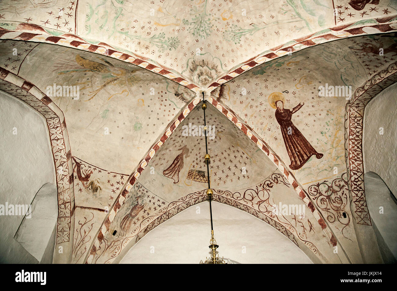 Ein Blick auf die Dänische mittelalterlichen religiösen Fresken aus dem 12. Jahrhundert im romanischen Stil Kvaerkeby Kirche auf der Insel Seeland. Die Analyse zeigt, dass die Fresken hav Stockfoto